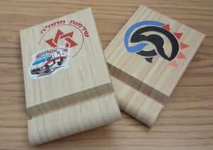 מעמד לטלפון נייד\טאבלט עשוי מעץ עם הקדשה אישית החל מ- 20 יחידות